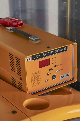 Штабелер самоходный 1,5 т 5,6 м XILIN CDDR15-III 24/200 В/Ач (сопровождаемый) по ценам производителя в Москве с доставкой по всей России