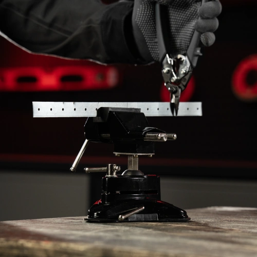 Тиски настольные, резиновая вакуумная присоска, шарнирный механизм, ширина рабочих губок 70 мм Matrix по ценам производителя в Москве с доставкой по всей России