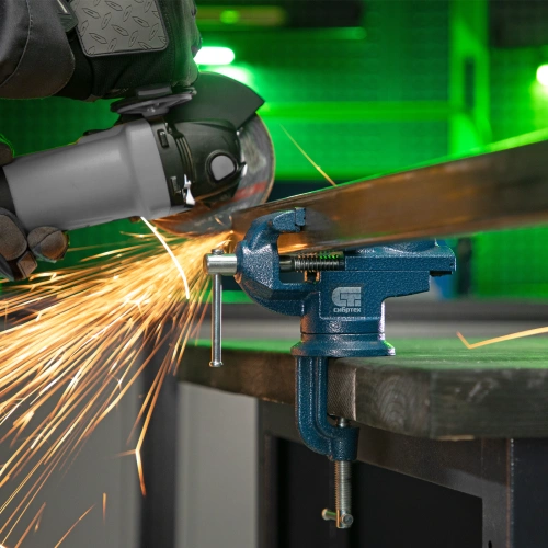 Тиски слесарные, настольные, поворотные, ширина рабочих губок 65 мм, наковальня Сибртех по ценам производителя в Москве с доставкой по всей России