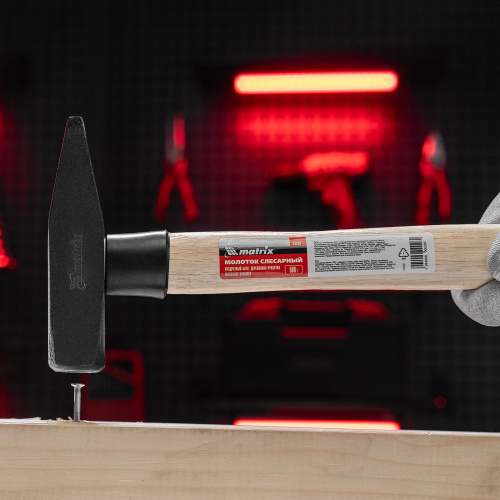 Молоток слесарный, 500 г, квадратный боек, деревянная рукоятка Matrix по ценам производителя в Москве с доставкой по всей России
