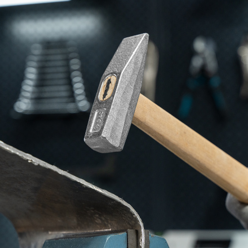 Молоток слесарный, 600 г, квадратный боек, деревянная рукоятка по ценам производителя в Москве с доставкой по всей России