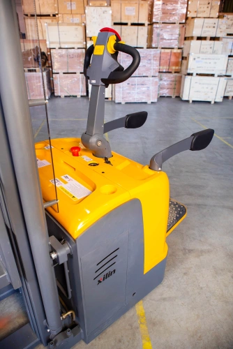 Штабелер самоходный 1,5 т 5,6 м XILIN CDDK15-III 24/200 В/Ач (с платформой) по ценам производителя в Москве с доставкой по всей России