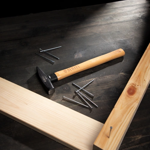 Молоток слесарный, 300 г, кованый квадратный боек, буковая рукоятка Denzel по ценам производителя в Москве с доставкой по всей России