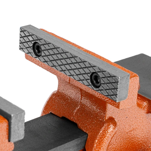 Тиски слесарные, 100 мм, поворотные, с наковальней Sparta по ценам производителя в Москве с доставкой по всей России