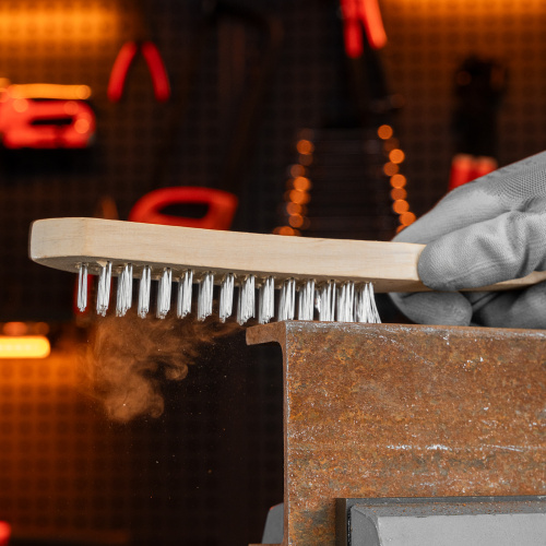 Щетка четырехрядная металлическая с деревянной ручкой Sparta по ценам производителя в Москве с доставкой по всей России