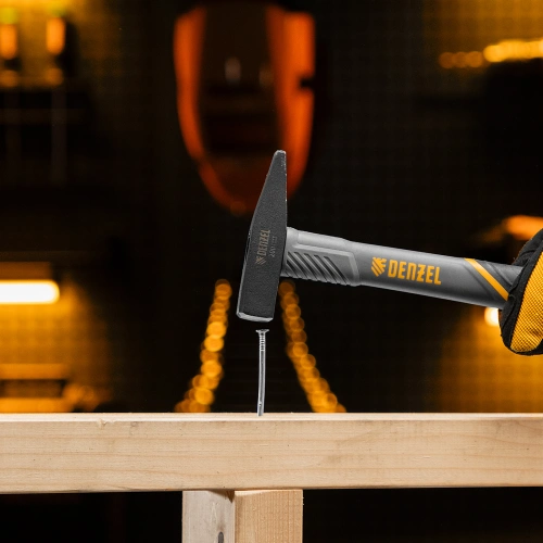 Молоток слесарный, 200 г, кованый, фибергласовая рукоятка c TPR покрытием Denzel по ценам производителя в Москве с доставкой по всей России