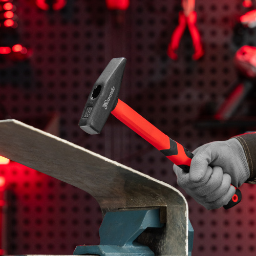 Молоток слесарный, 600 г, фибергласовая обрезиненная рукоятка Matrix по ценам производителя в Москве с доставкой по всей России