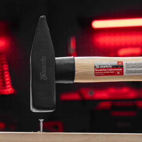 Молоток слесарный, 800 г, квадратный боек, деревянная рукоятка Matrix по ценам производителя в Москве с доставкой по всей России