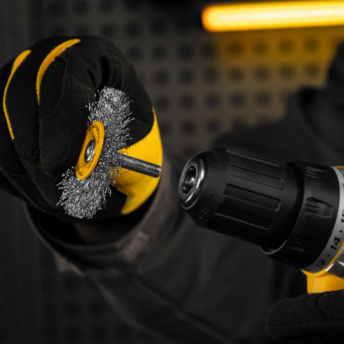 Щетка для дрели, 50 мм, Плоская, со шпилькой, нержавеющая витая проволока Denzel по ценам производителя в Москве с доставкой по всей России