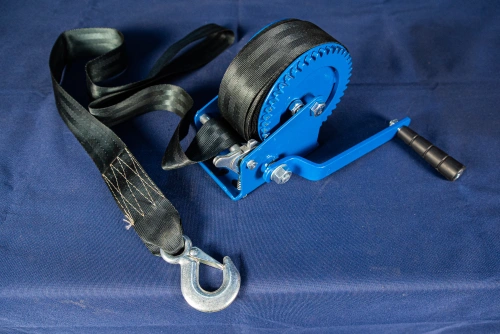 Лебедка ручная барабанная с лентой  0,5т 20 м оцинкованная TOR LHW по ценам производителя в Москве с доставкой по всей России