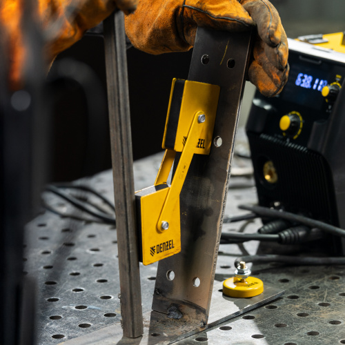 Фиксатор магнитный регулируемый для сварочных работ усилие 50 LB Denzel по ценам производителя в Москве с доставкой по всей России