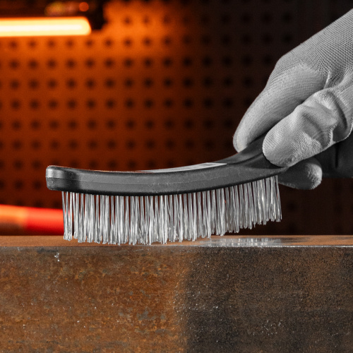 Щетка четырехрядная металлическая с пластмассовой ручкой Sparta по ценам производителя в Москве с доставкой по всей России