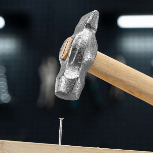 Молоток слесарный, 500 г, круглый боек, деревянная рукоятка по ценам производителя в Москве с доставкой по всей России