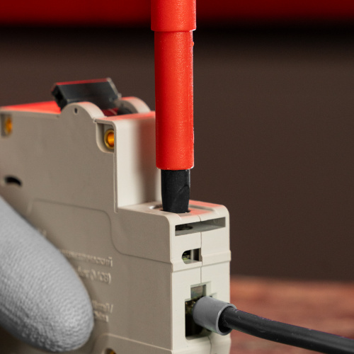 Набор диэлектрических отверток 7 шт, до 1000 В, пробник электрический до 250 В, двухкомпонентные рукоятки Matrix Professional по ценам производителя в Москве с доставкой по всей России