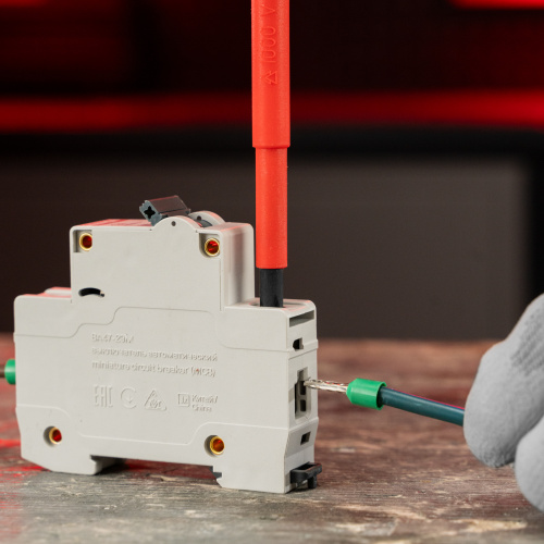 Отвертка Insulated, PH2 x 100 мм, CrMo, до 1000 В, двухкомпонентная рукоятка Matrix Professional по ценам производителя в Москве с доставкой по всей России