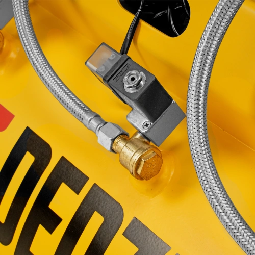 Компрессор безмасляный, малошумный DLS 1800/100,1800 Вт, 3x600, 100 л, 345 л/мин Denzel по ценам производителя в Москве с доставкой по всей России