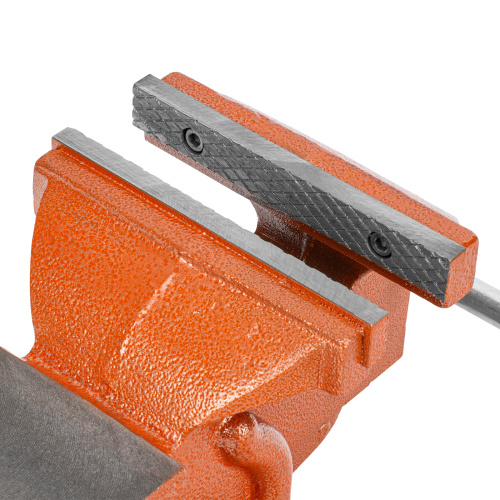 Тиски слесарные, 150 мм, поворотные, с наковальней Sparta по ценам производителя в Москве с доставкой по всей России