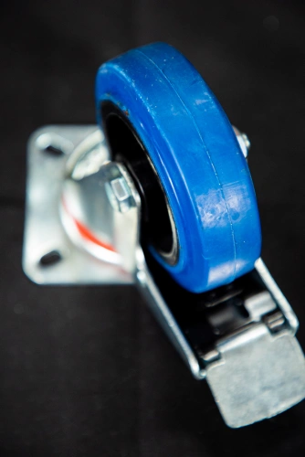 Колесо поворотное резина SRCLb 42 100 мм с тормозом (F) по ценам производителя в Москве с доставкой по всей России