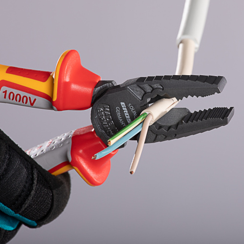 Плоскогубцы комбинированные, диэлектрические трехкомпонентные рукоятки до 1000 В, 180 мм Gross по ценам производителя в Москве с доставкой по всей России
