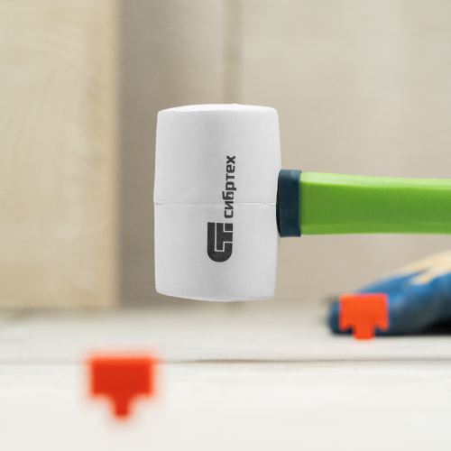 Киянка резиновая, 225 г, белая резина, фибергласовая рукоятка Сибртех по ценам производителя в Москве с доставкой по всей России