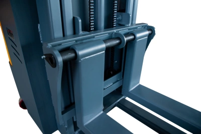 Штабелер самоходный 1,5 т 3,0 м XILIN CDD15K-EN 24/105 В/Ач с раздвижными вилами (с платформой) по ценам производителя в Москве с доставкой по всей России