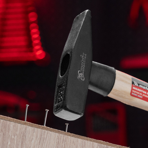 Молоток слесарный, 300 г, квадратный боек, деревянная рукоятка Matrix по ценам производителя в Москве с доставкой по всей России