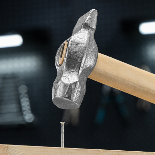 Молоток слесарный, 800 г, круглый боек, деревянная рукоятка по ценам производителя в Москве с доставкой по всей России