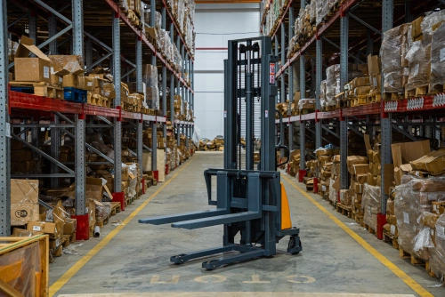 Штабелер гидравлический с электроподъемом 1,5 т 3,0 м XILIN CDD15B-E с раздвижными вилами по ценам производителя в Москве с доставкой по всей России