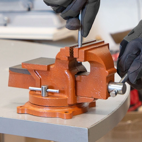 Тиски слесарные, 100 мм, поворотные, с наковальней Sparta по ценам производителя в Москве с доставкой по всей России