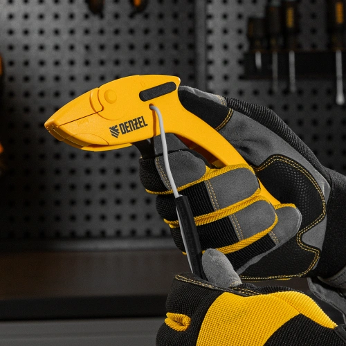 Щипцы для зачистки электропроводов, сечением 0,2-6 мм2, функция обрезания проводов Denzel по ценам производителя в Москве с доставкой по всей России