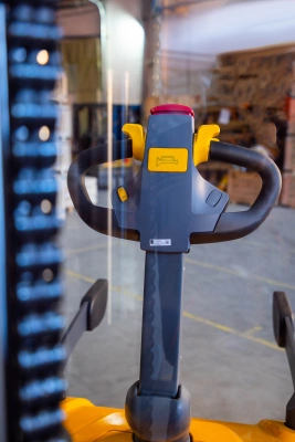 Штабелер самоходный 1,5 т 5,6 м XILIN CDDK15-III 24/200 В/Ач (с платформой) по ценам производителя в Москве с доставкой по всей России