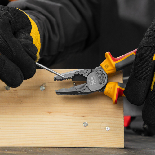 Плоскогубцы комбинированные, диэлектрические трехкомпонентные рукоятки до 1000 В, 180 мм Denzel по ценам производителя в Москве с доставкой по всей России