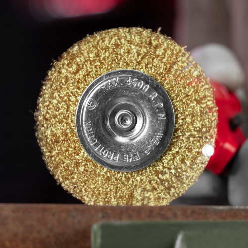 Щетка для дрели 100 мм, плоская со шпилькой, латунированная витая проволока Matrix по ценам производителя в Москве с доставкой по всей России