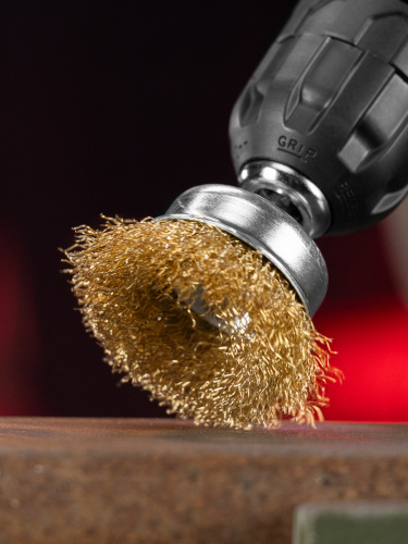 Щетка для дрели, 50 мм, "чашка" со шпилькой, латунированная витая проволока Matrix по ценам производителя в Москве с доставкой по всей России