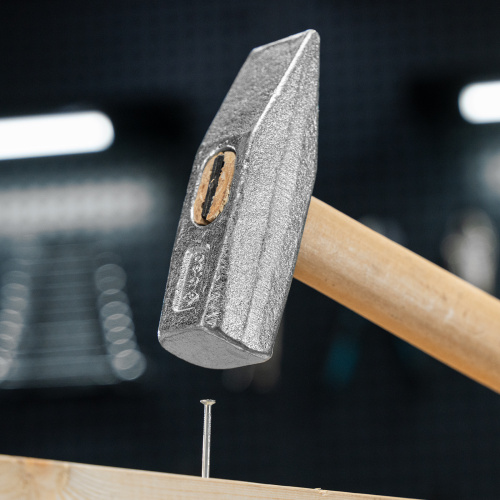 Молоток слесарный, 800 г, квадратный боек, деревянная рукоятка по ценам производителя в Москве с доставкой по всей России