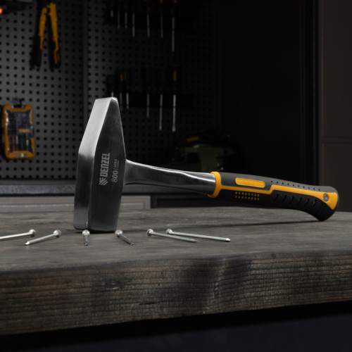 Молоток слесарный 800 г, цельнометаллический, двухкомпонентная рукоятка Denzel по ценам производителя в Москве с доставкой по всей России