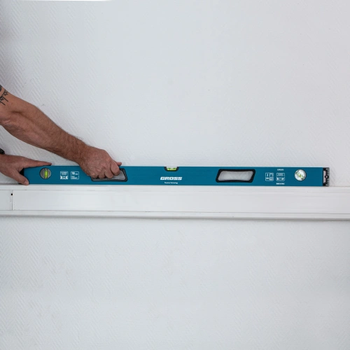 Уровень алюминиевый, 1000 мм, усиленный с ударопрочными заглушками, рукоятки, 3 глазка Gross по ценам производителя в Москве с доставкой по всей России