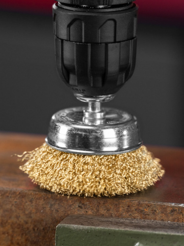 Щетка для дрели, 65 мм, "чашка" со шпилькой, латунированная витая проволока Matrix по ценам производителя в Москве с доставкой по всей России