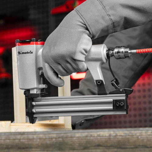 Нейлер пневматический для гвоздей от 10 до 32 мм Matrix по ценам производителя в Москве с доставкой по всей России
