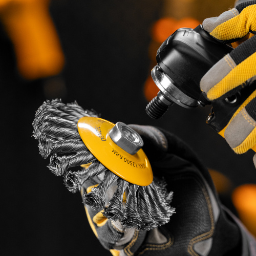 Щетка для УШМ, 125 мм, "Тарелка", крученая нержавеющая проволока 0.5 мм, М14 Denzel по ценам производителя в Москве с доставкой по всей России