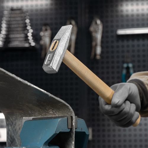 Молоток слесарный, 400 г, квадратный боек, деревянная рукоятка по ценам производителя в Москве с доставкой по всей России