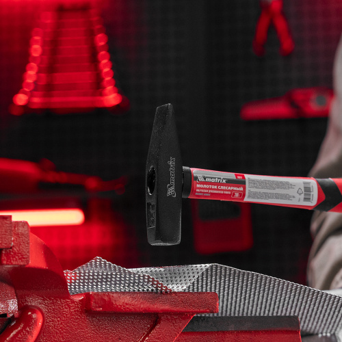 Молоток слесарный, 200 г, фибергласовая обрезиненная рукоятка Matrix по ценам производителя в Москве с доставкой по всей России