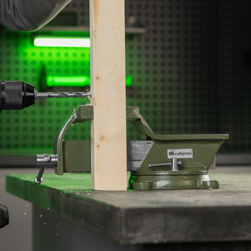 Тиски слесарные, 125 мм, стальные, поворотные Сибртех по ценам производителя в Москве с доставкой по всей России