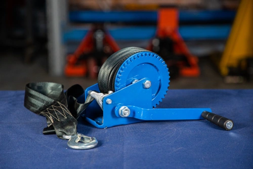 Лебедка ручная барабанная с лентой  0,5т 20 м оцинкованная TOR LHW по ценам производителя в Москве с доставкой по всей России