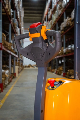 Штабелер самоходный 1,5 т 4,5 м XILIN CDDR15-III 24/200 В/Ач (сопровождаемый) по ценам производителя в Москве с доставкой по всей России