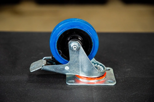 Колесо поворотное резина SRCLb 42 100 мм с тормозом (F) по ценам производителя в Москве с доставкой по всей России