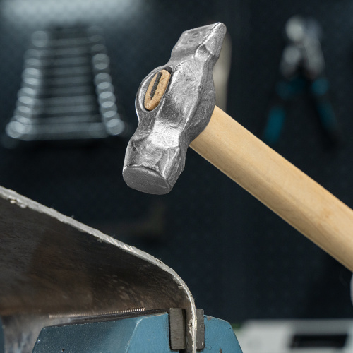 Молоток слесарный, 800 г, круглый боек, деревянная рукоятка по ценам производителя в Москве с доставкой по всей России