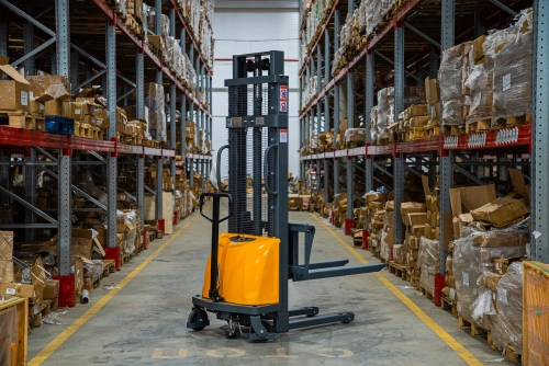 Штабелер гидравлический с электроподъемом 1,5 т 3,0 м XILIN CDD15B-E с раздвижными вилами по ценам производителя в Москве с доставкой по всей России