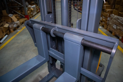 Штабелер гидравлический с электроподъемом 1,5 т 3,0 м XILIN CDD15B-E с раздвижными вилами по ценам производителя в Москве с доставкой по всей России