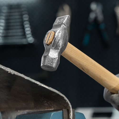 Молоток слесарный, 500 г, круглый боек, деревянная рукоятка по ценам производителя в Москве с доставкой по всей России